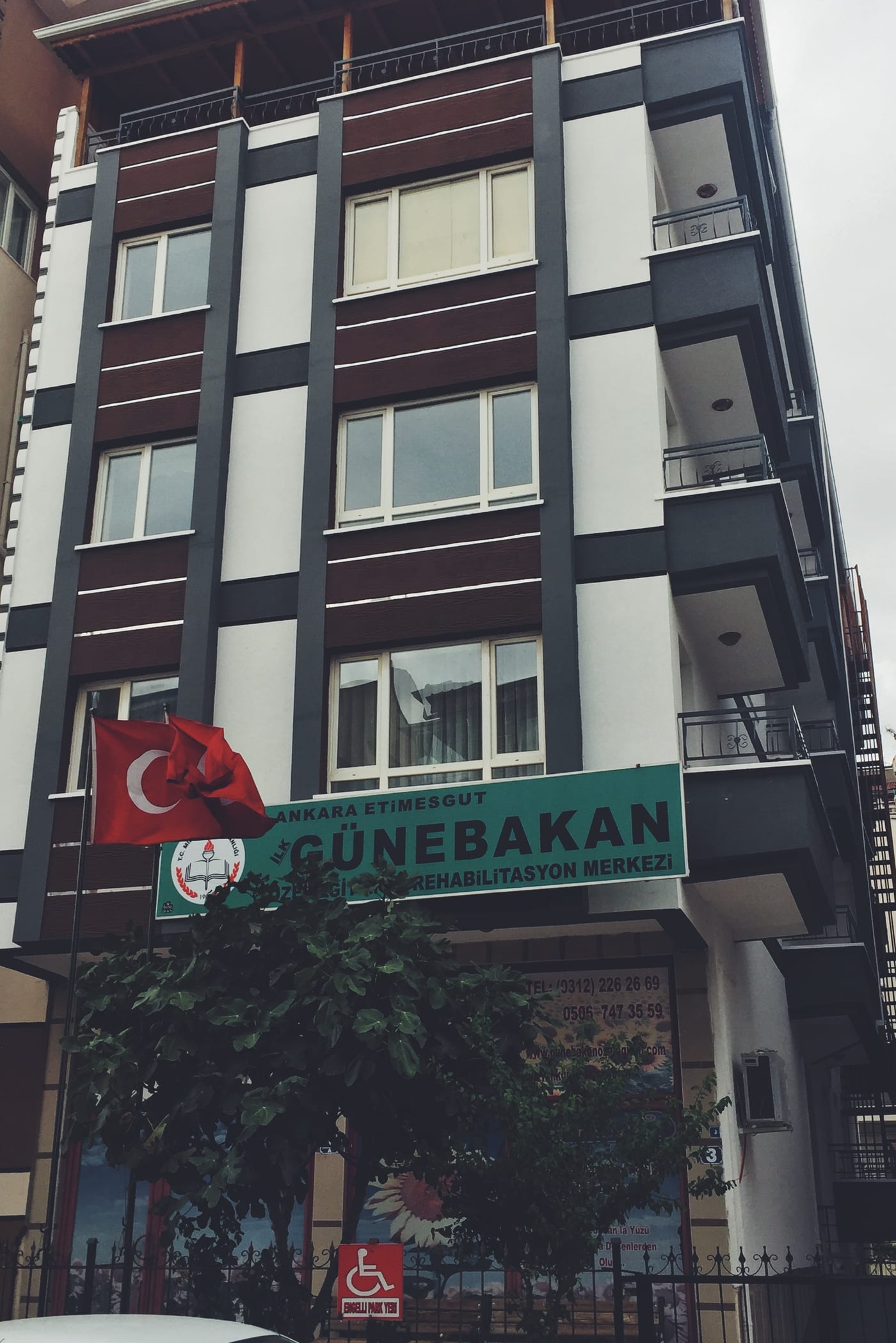 İlk Günebakan Özel Eğitim ve Rehabilitasyon Merkezi binasının dış cephesi ve giriş tabelası