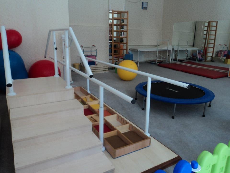 İlk Günebakan fizyoterapi odası: paralel bar, basamak çalışma seti, denge topları ve trambolin